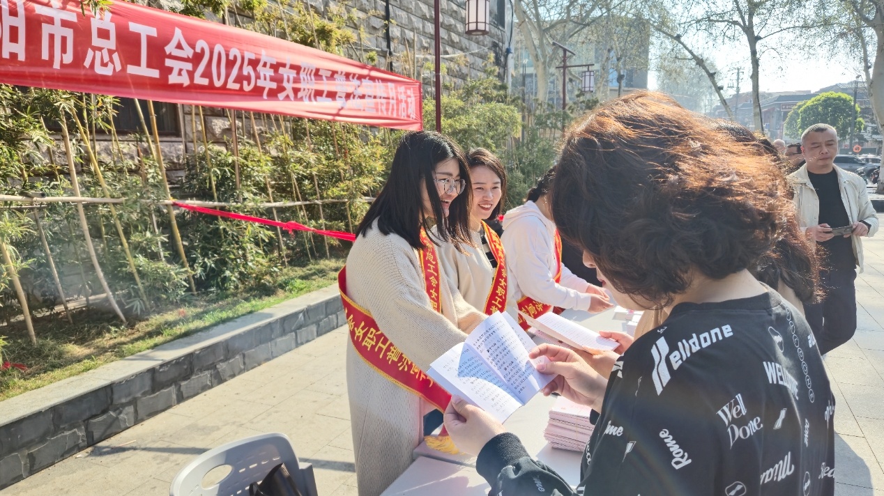 河南省南阳市总工会普法宣传“零距离