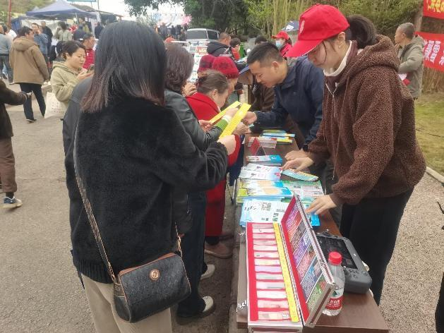 法润乡村春正好  梨花树下普法忙  四川